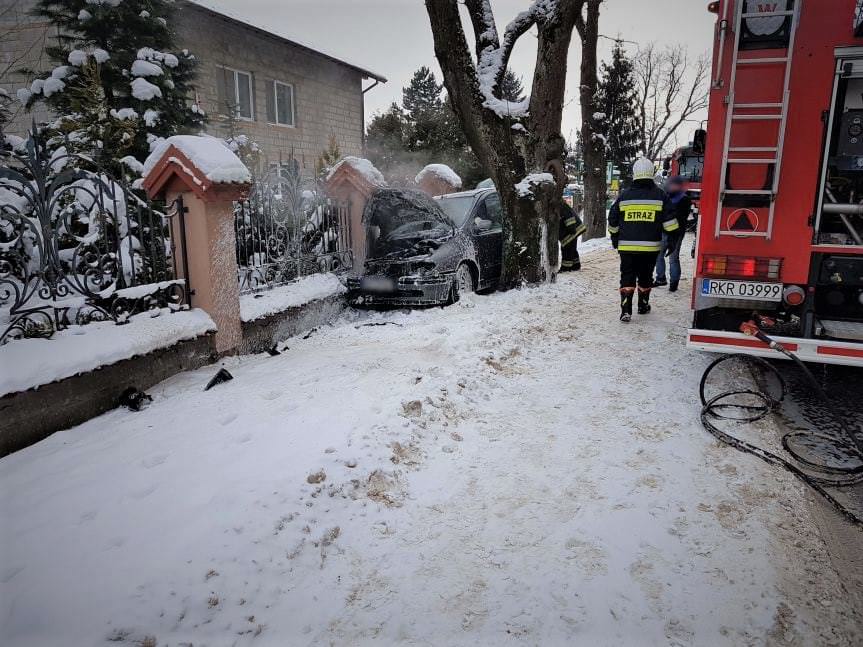 Krościenko Wyżne. Samochód uderzył w ogrodzenie i zapalił się