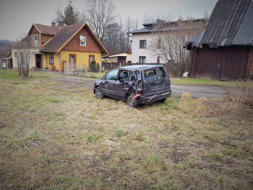 Krościenko Wyżne. Samochodem wjechał w słup energetyczny