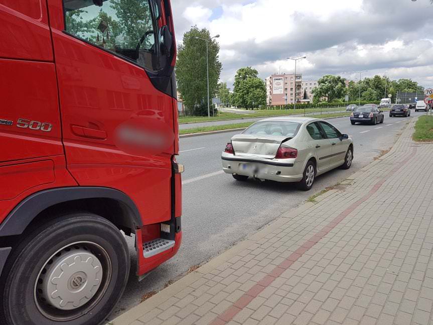 KROSNO. Ciężarowym Volvo najechał na tył Peugeota