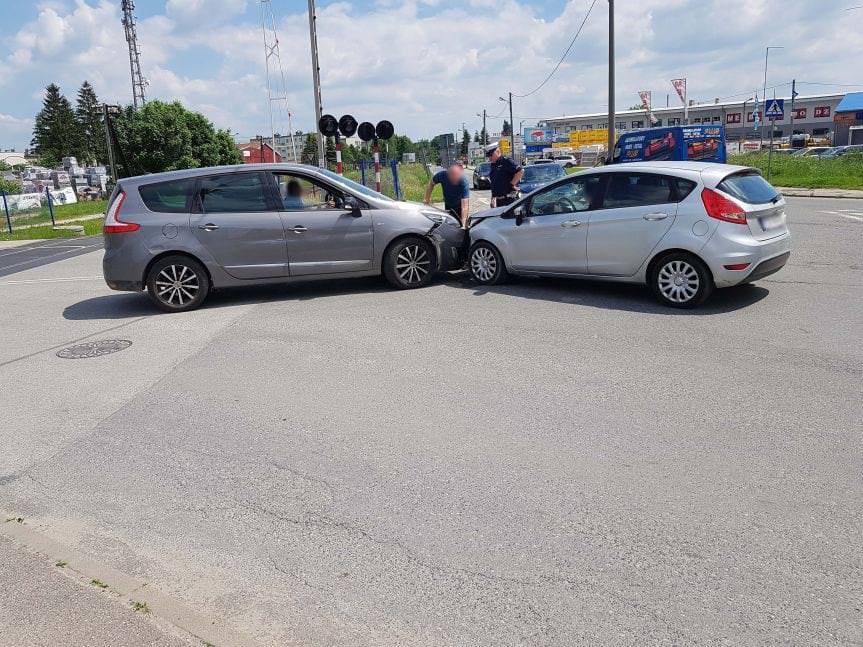 KROSNO. Czołowe zderzenie dwóch samochodów osobowych