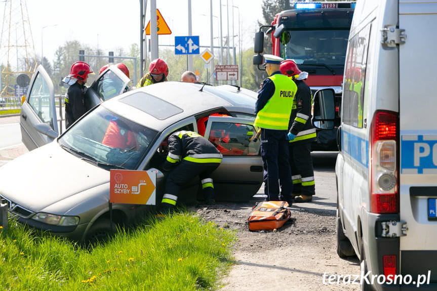 Krosno. Kierujący oplem wjechał do przydrożnego rowu