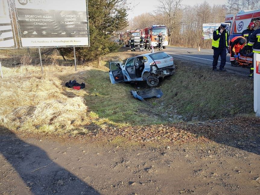 Krosno. Na Bieszczadzkiej samochód uderzył w betonowy przepust