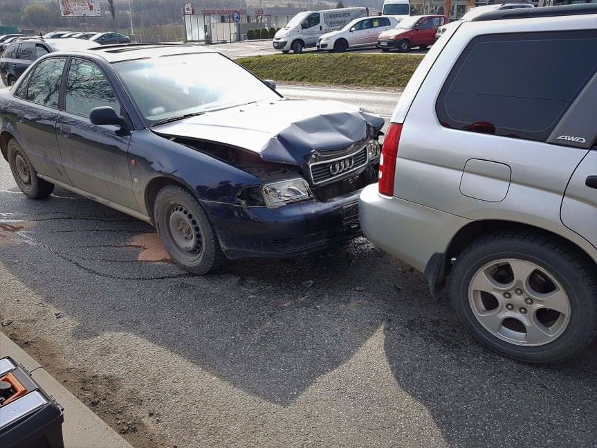 Krosno. Najechanie na tył pojazdu na ulicy Bieszczadzkiej