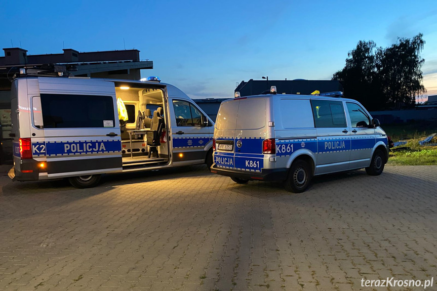 Krosno. Niebezpieczne lądowanie spadochroniarki