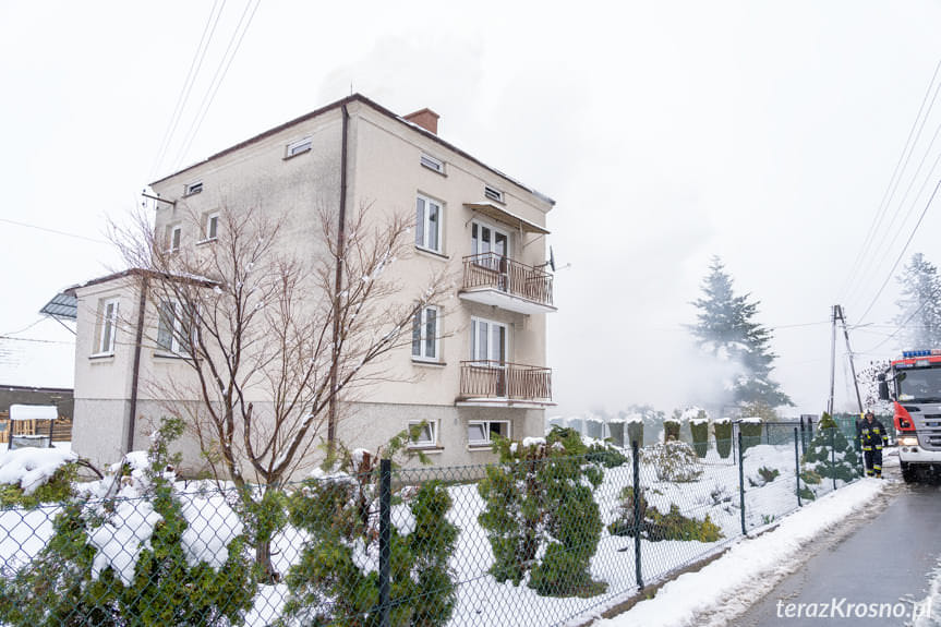 Krosno. Pożar sadzy w kominie w jednym z domów