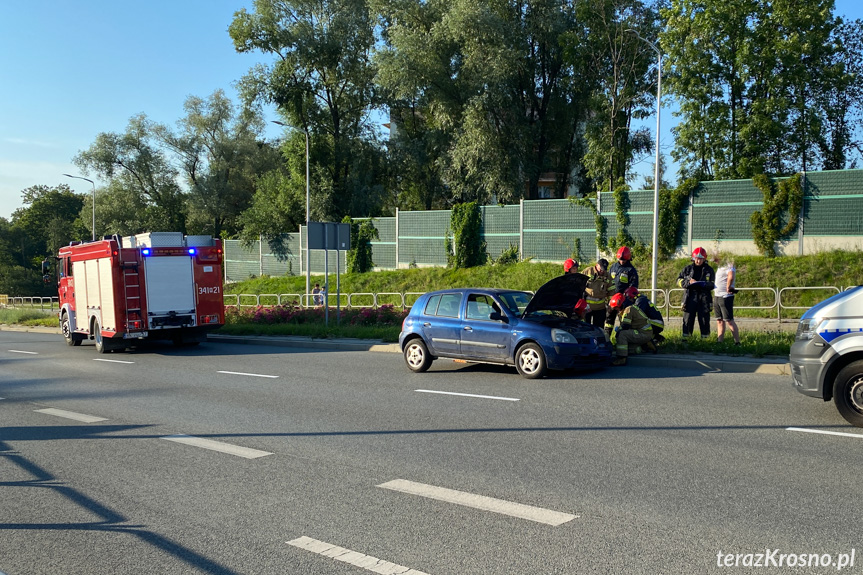 Krosno: samochód traci koło, motocyklista traci równowagę