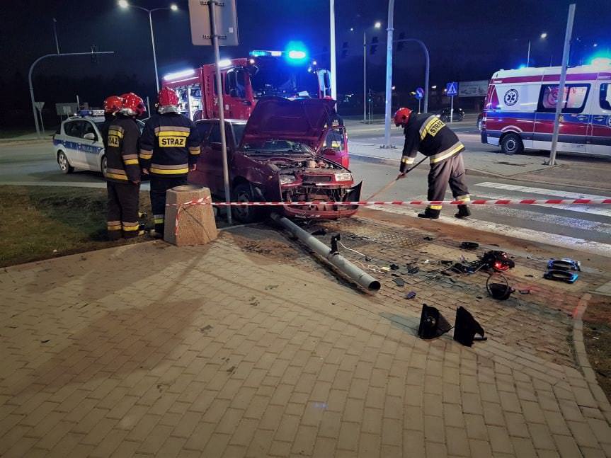 Krosno. Seatem wjechał w sygnalizator świetlny