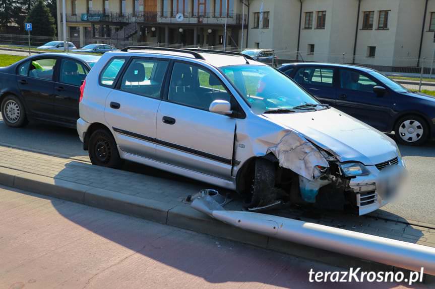 Krosno. Zderzenie bmw i mitsubishi na wysokości galerii VIVO