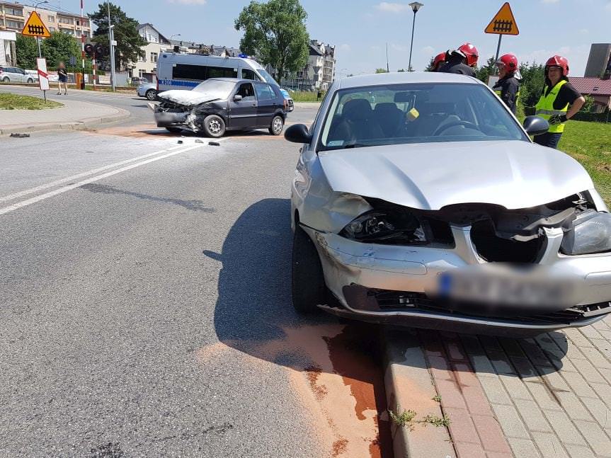 Zderzenie dwóch samochodów na skrzyżowaniu ulic Hallera i Lwowskiej w Krośnie