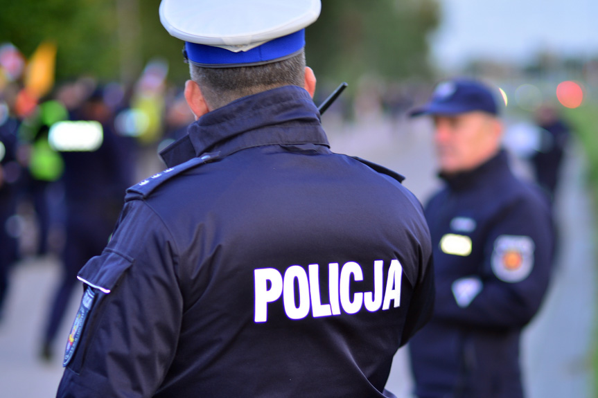 Lescy policjanci zatrzymali dwóch poszukiwanych