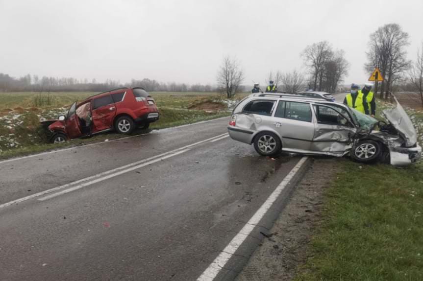 Makowisko. Zderzenie dwóch samochodów. 