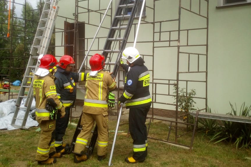 Mężczyzna stracił przytomność podczas prac przy dachu