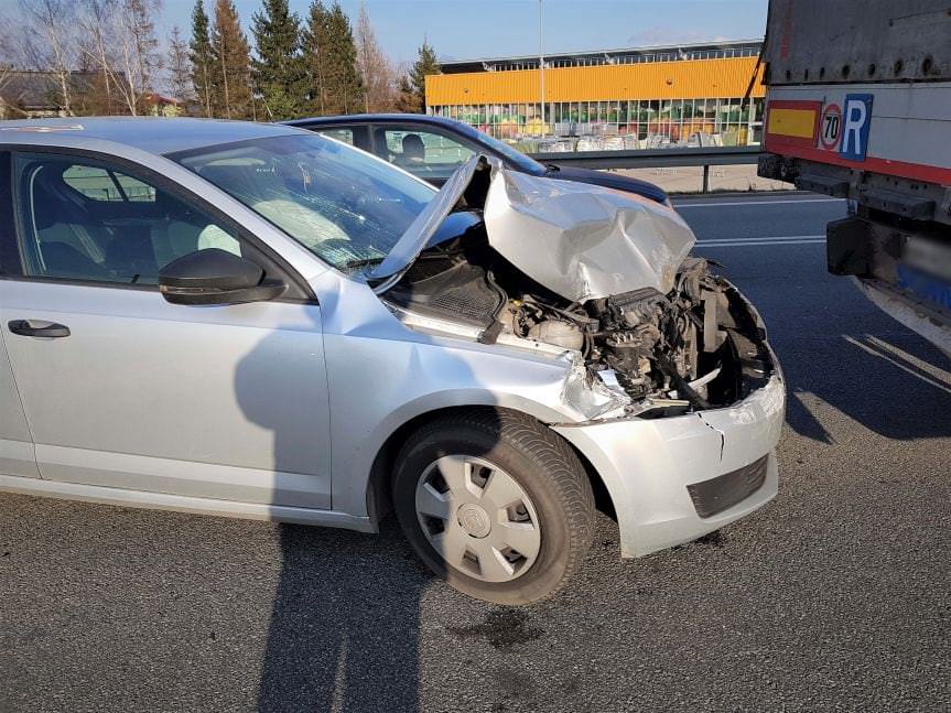 Miejsce Piastowe. Samochodem osobowym uderzył w naczepę tira