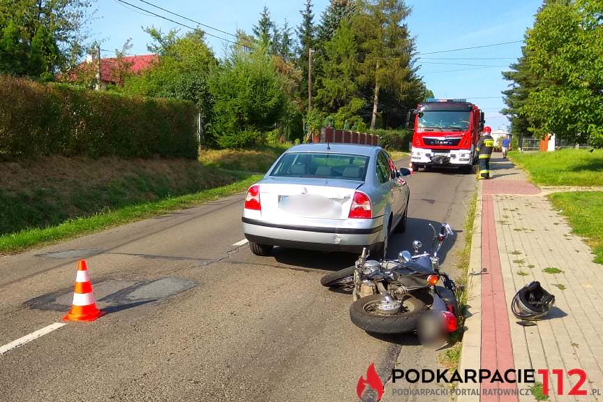 Motocyklem najechał na tył osobówki