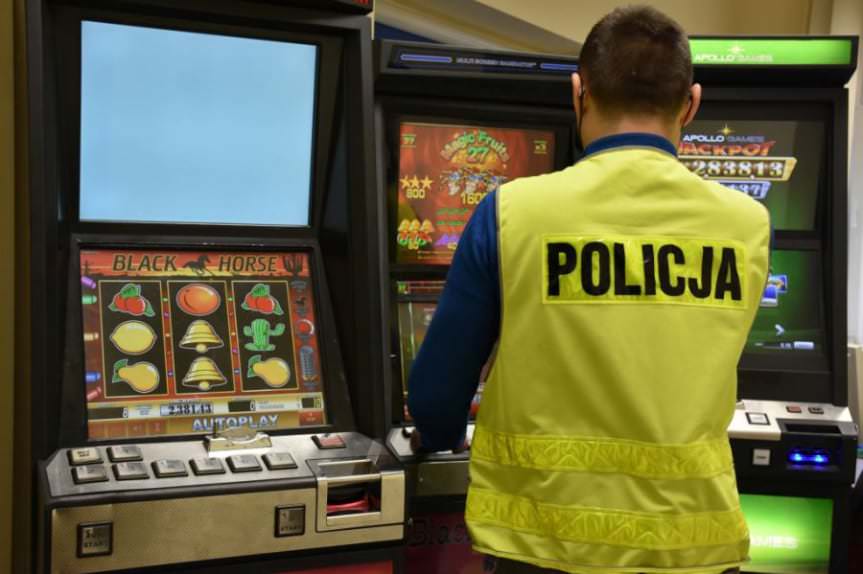 Nielegalne automaty do gier hazardowych w jednym z lokali w Jarosławiu