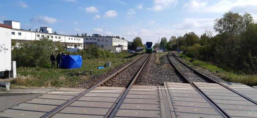 Nieszczęśliwe zderzenie rowerzysty z szynobusem 