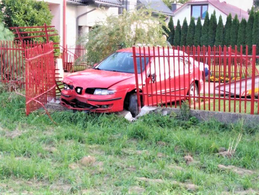 Nisko. Wjechał w ogrodzenie i uszkodził zaparkowane na podwórku audi