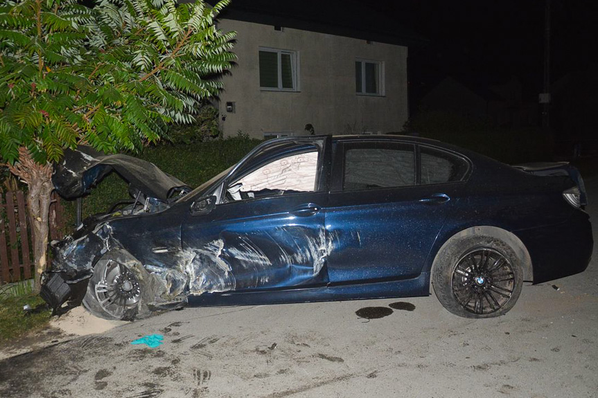 Nocny dramat w Głogowie Małopolskim: BMW rozbiło się o ogrodzenie