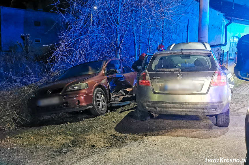 Nocny pościg za fiatem zakończony kolizją