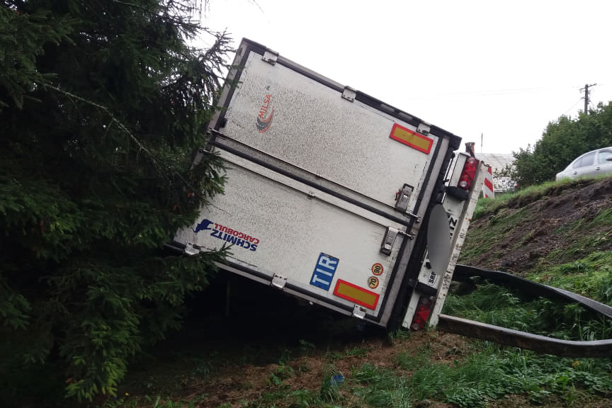 Nocny wypadek tira w Jasienicy Rosielnej