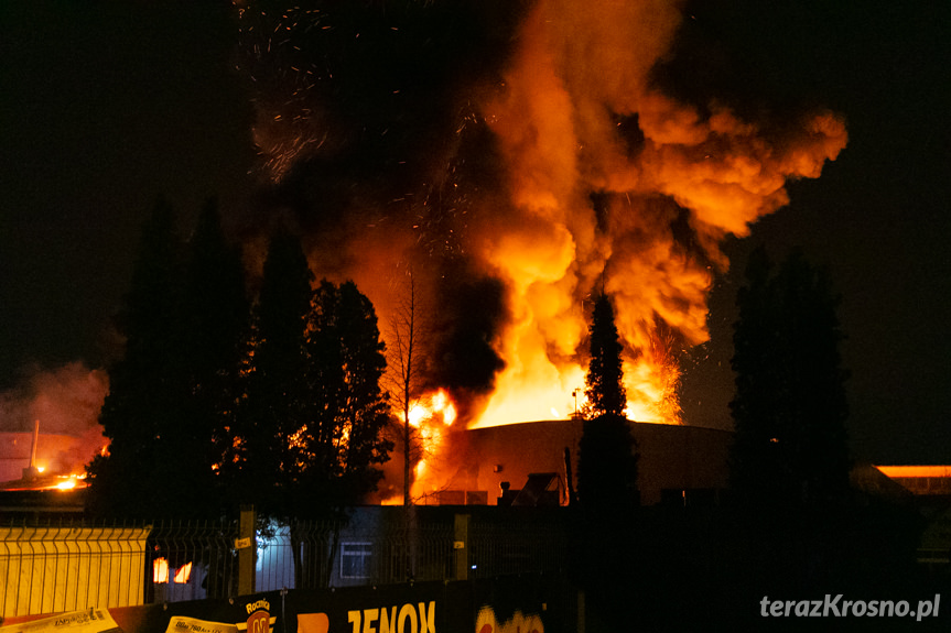 Ogromny pożar hali w Krośnie