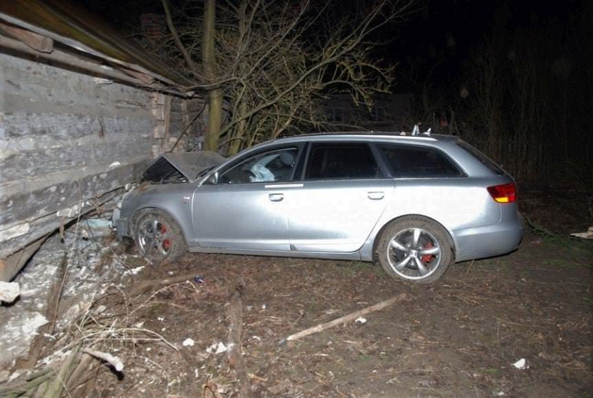 Pijany 18- latek wjechał samochodem w drewniany dom