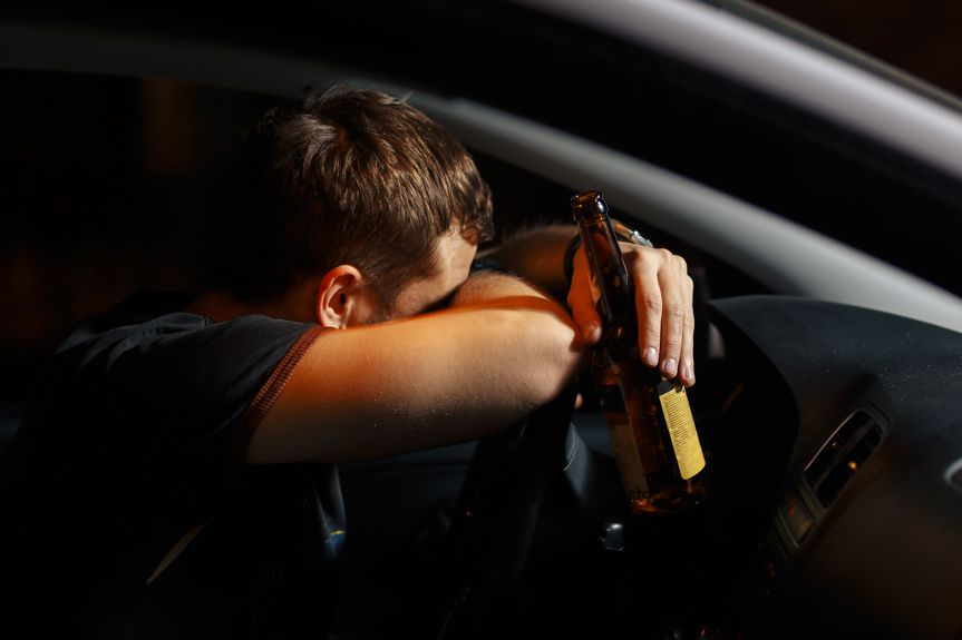 Pijany kierowca zasnął za kierownicą
