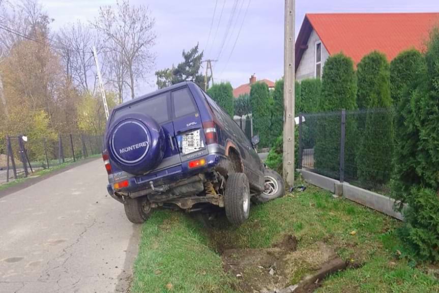 Pijany uderzył w betonowy mostek i słup. Ranny uciekł z miejsca zdarzenia