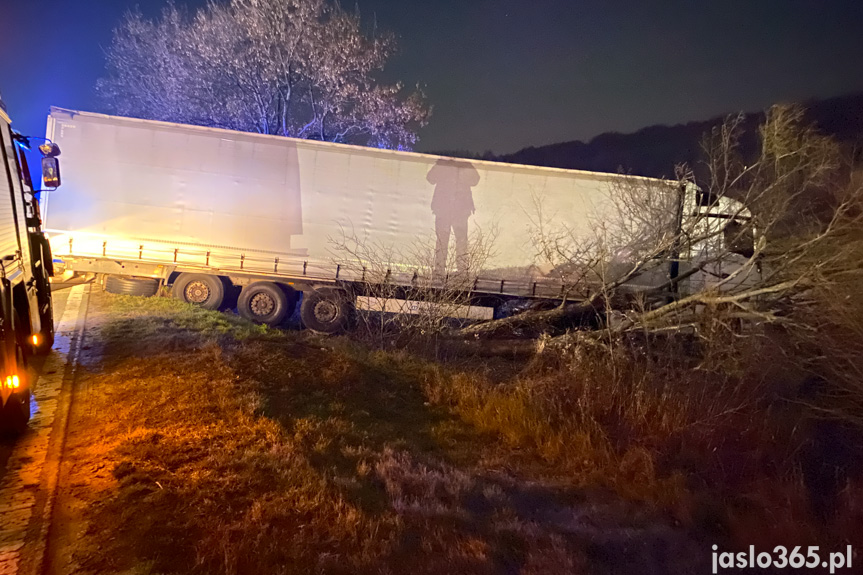 Pijany zjechał z drogi tirem i uderzył w drzewo