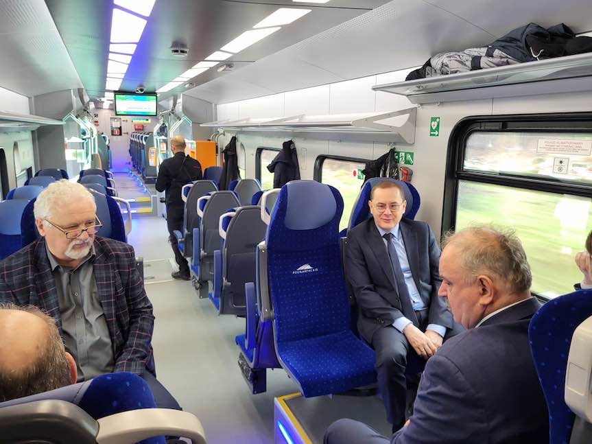 Pociągi hybrydowe ruszają na podkarpackie tory