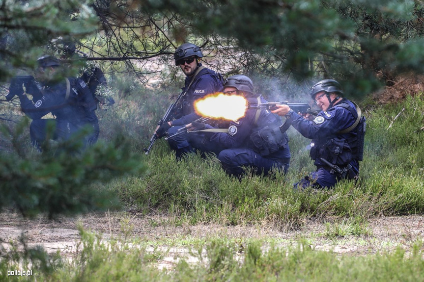 Policjanci ćwiczyli na poligonie w Nowej Dębie 