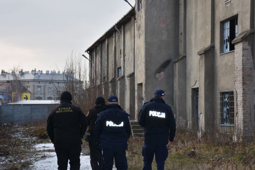 Policjanci i strażnicy miejscy odwiedzają osoby zagrożone wychłodzeniem