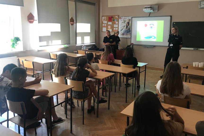 Policjanci i strażnicy miejscy z wizytą na półkolonii  