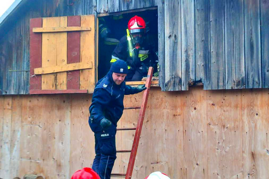 Policjanci pierwsi na miejscu pożaru. Z domownikami ugasili ogień przed przybyciem strażaków