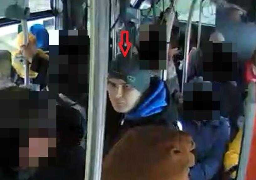 Policjanci poszukują mężczyzny, który jest podejrzewany o uszkodzenie biletomatu mobilnego