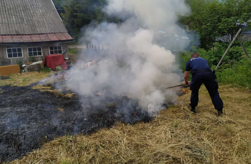 Policjanci ugasili pożar w Cisnej 