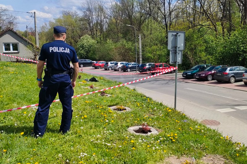 Policjanci zabezpieczają niewybuch pod szkołą