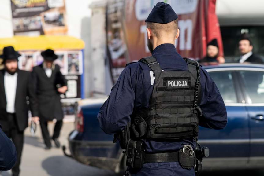 Policjanci zabezpieczają pielgrzymkę Chasydów w Leżajsku