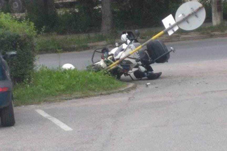 Policjant podczas służby stracił panowanie nad motocyklem.