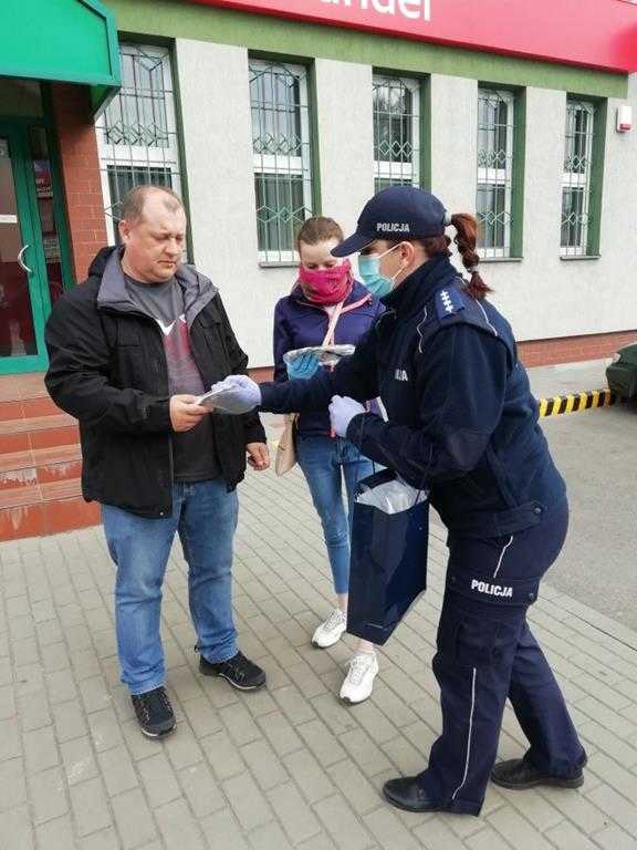 Policjantki rozdawały maseczki ochronne