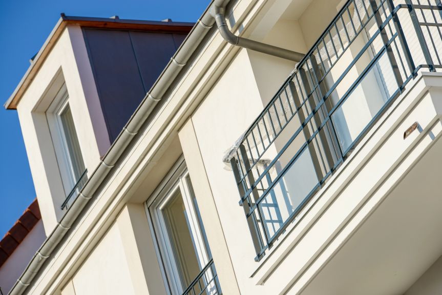 Poszukiwany listem gończym chciał uciec przez balkon, wpadł prosto w ręce dzielnicowych