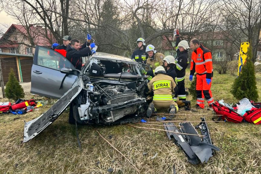 Poważny wypadek w Czaszynie. Młody kierowca w szpitalu