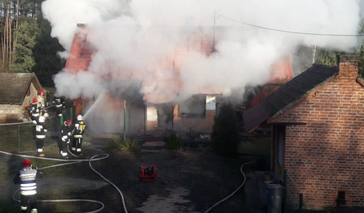 Pożar drewnianego budynku mieszkalnego