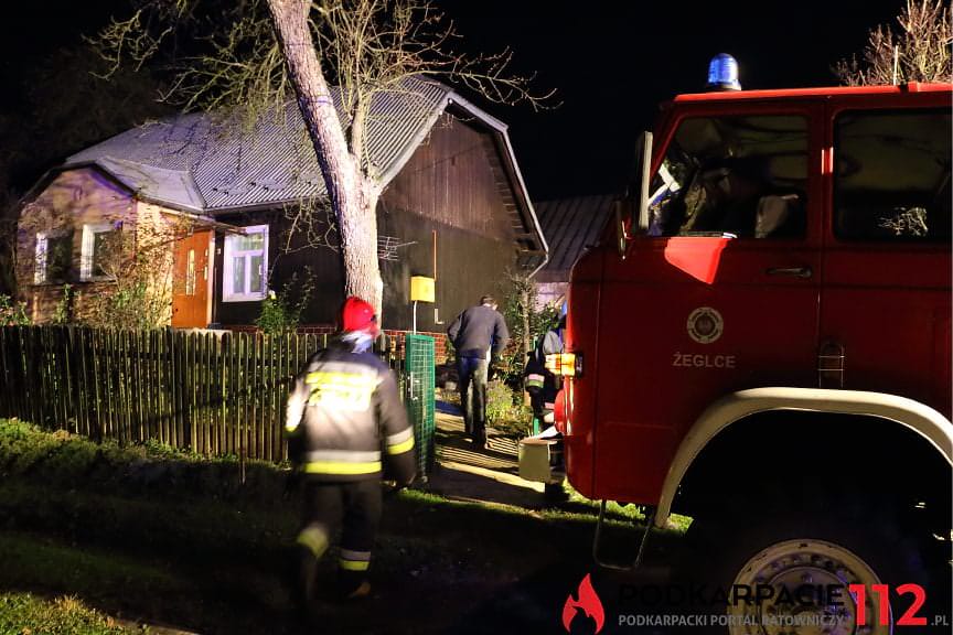 Pożar sadzy w kominie i akcja wyciągania samochodu