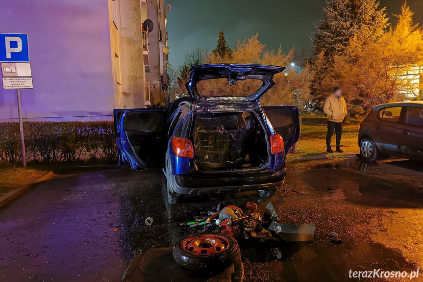 Pożar samochodu na parkingu
