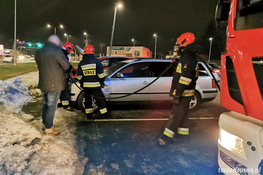 Pożar samochodu na parkingu