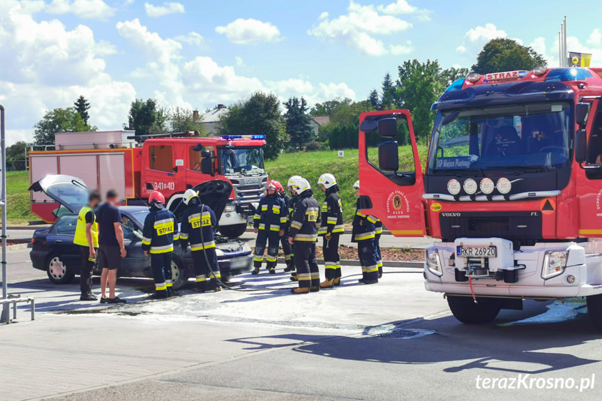 Pożar samochodu przed marketem OBI