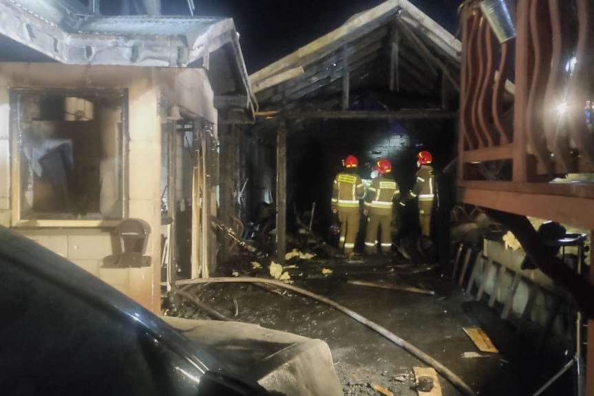 Pożar w Lesku. Ogień zniszczył dom, garaż i samochody