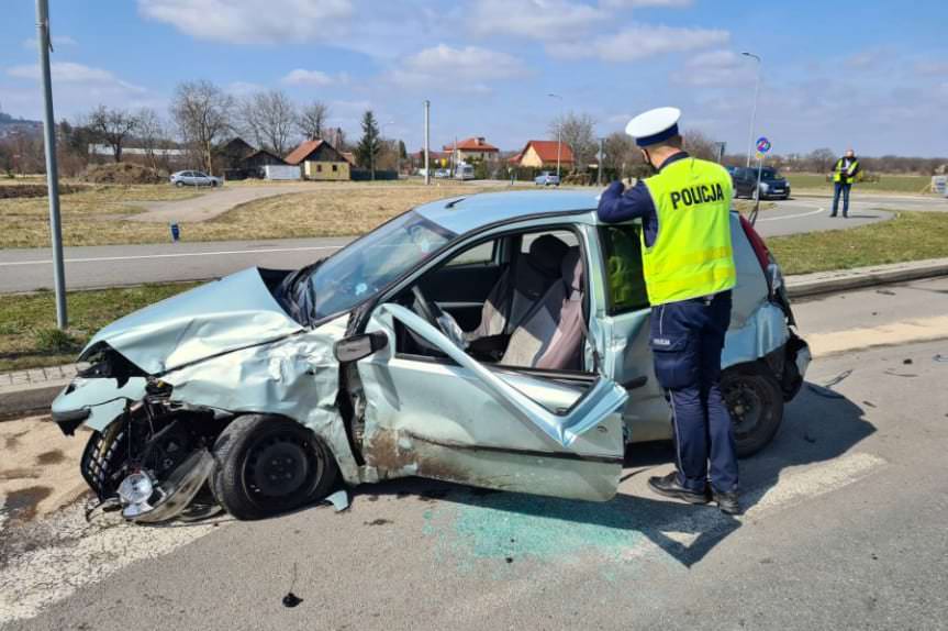 Przemyśl. Zderzenie dwóch samochodów na skrzyżowaniu