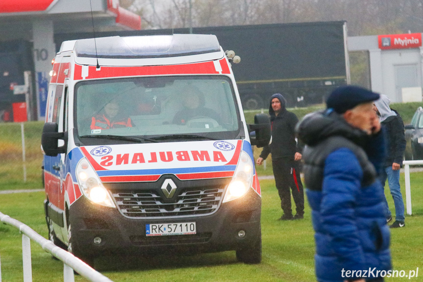 Przerwany mecz i karetka na stadionie w Targowiskach